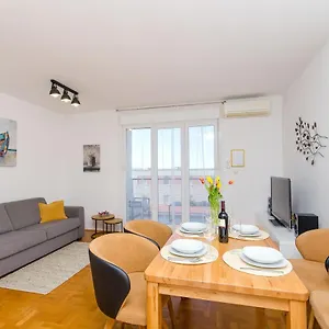 Spacious Smile With Terrace And Secure Garage Split